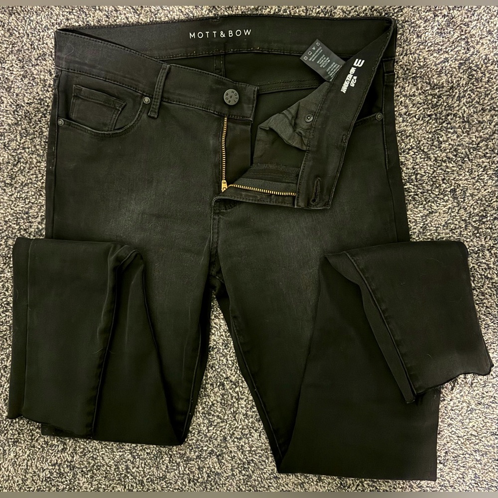 Mott & Bow Size 28 Mid Rise Skinny Orchard Jeans in Dark Gray. EUC.